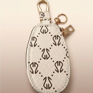 Elegant White Patterned Key Holder